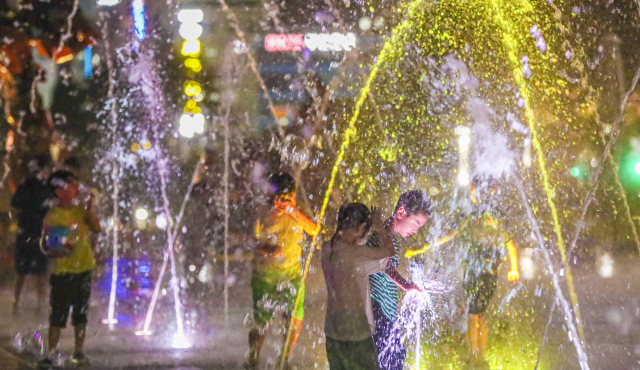 7일 밤 부산 부산진구 전포동 송상현광장 바닥분수에서 어린이들이 물놀이를 하며 더위를 식히고 있다. 김종진 기자 kjj1761@