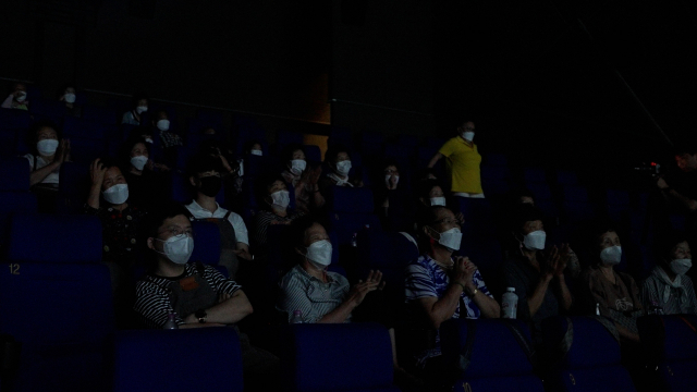 1일 부산 중구 롯데백화점 광복점 8층 롯데시네마에서 호천마을 주민 40여 명이 '한산: 용의 출현'을 관람하고 있다. 이번 행사는 <부산일보> 기자와 PD가 직접 운영하는 ‘산복빨래방’과 롯데시네마 측이 협력해 마련됐다.