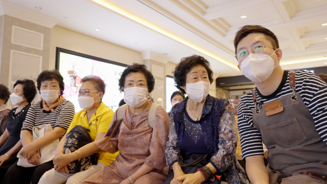 지난 1일 부산 중구 롯데백화점 광복점 8층에서 호천마을 주민 40여 명이 영화 관람을 위해 기다리고 있다