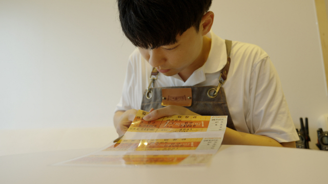 주민들이 잠시라도 추억에 잠길 수 있도록 옛 극장표를 본따 산복빨래방 입장권을 만들었습니다