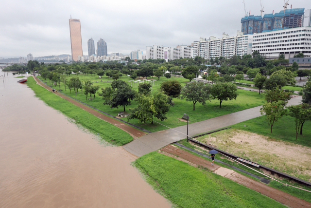간밤 폭우 등으로 인해 한강 수위가 급격히 상승한 9일 서울 마포대교 위에서 바라본 여의도 한강공원 일대 모습. 연합뉴스