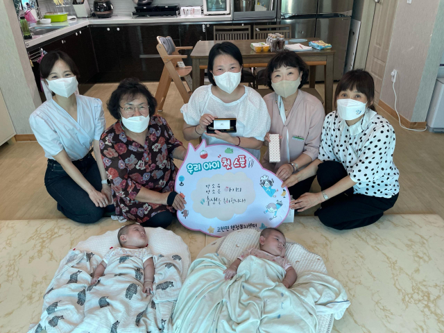 남해군 고현면사무소는 8일 면 특수시책인 ‘우리 아이 첫 스푼 만들어 드려요’ 사업 하나로 지역 내 쌍둥이 출산가정에 이유식 은스푼을 만들어 전달했다.