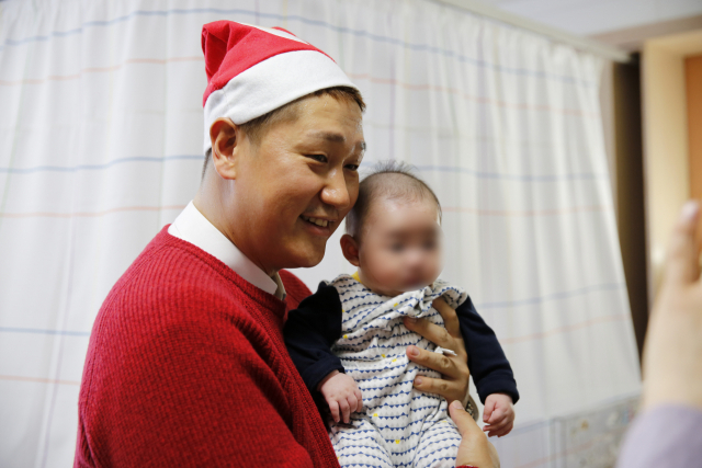 롯데 자이언츠 이대호는 2018년부터 부산대학교 어린이병원을 방문해 다양한 기부 활동을 진행했다. 이대호가 부산대 어린이병원 병실을 방문해 아기를 안고 사진 촬영을 하고 있다. 양산부산대병원 제공