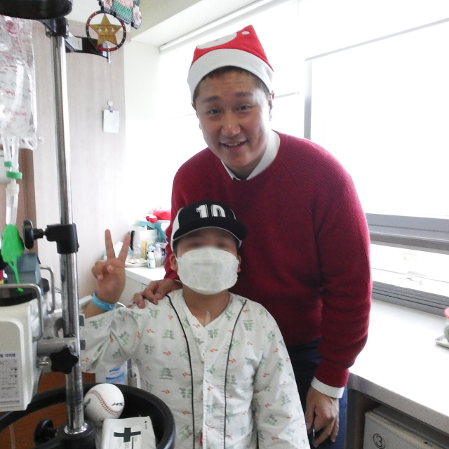 롯데 자이언츠 이대호는 2018년부터 부산대학교 어린이병원을 방문해 다양한 기부 활동을 진행했다. 이대호는 부산대 어린이병원 병실을 방문해 어린이 환자와 만나 직접 제작한 야구 모자와 사인볼을 전달했다. 양산부산대병원 제공