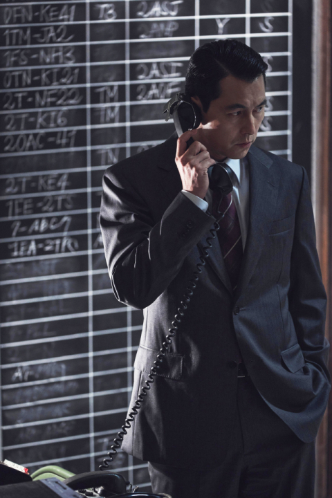 정우성이 빚은 김정도는 강직하고 신념이 확고한 인물이다. 안기부 내에 잠입한 스파이를 추적하며 이정재가 연기한 박평호와 신경전을 벌인다. 메가박스중앙플러스엠 제공