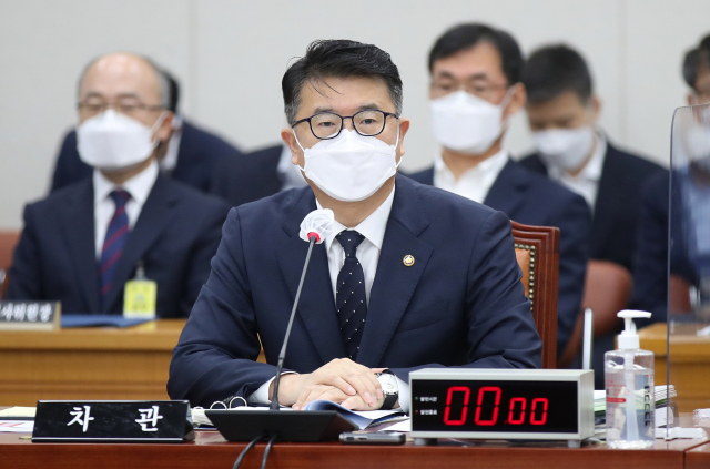 장상윤 교육부 차관이 9일 오전 국회에서 열린 교육위원회 전체회의에서 의원 질의에 답변하고 있다. 연합뉴스