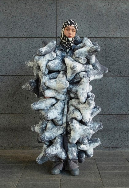 ‘새로운 종에 대한 접근’ 이라는 주제로 선보인 ‘석운 윤’ 컬렉션 중 한 작품. 테트라포드에서 영감을 받아 제작했다. 윤석운 제공