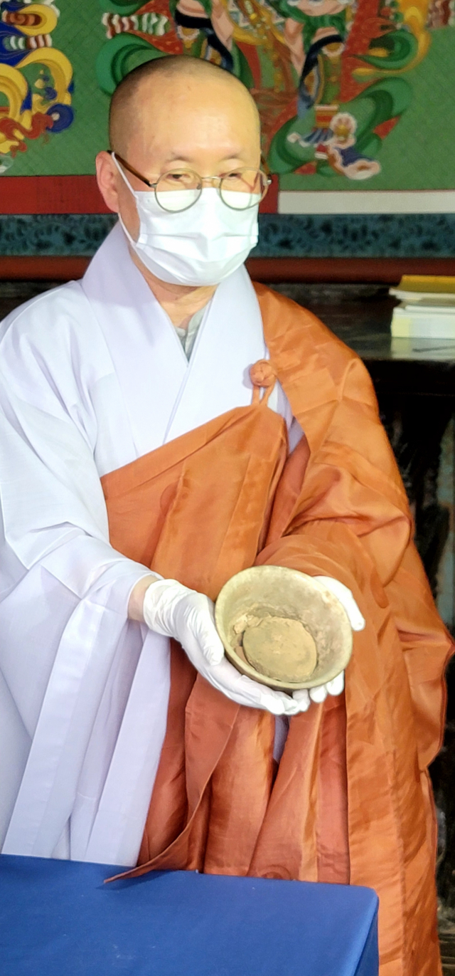 통도사 송천 성보박물관장이 대광명전에서 발견된 채기를 보여주고 있다. 김태권 기자