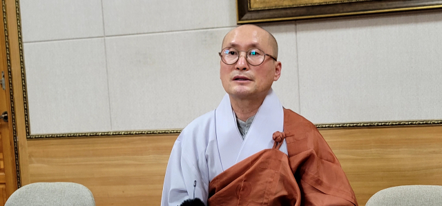 통도사 송천 성보박물관장이 9일 통도사 종무소에서 ‘대광명전에서 발견된 채기’와 관련한 기자회견을 갖고 있다. 김태권 기자