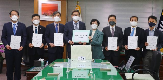 부산시 성희롱성폭력근절추진단이 행정부시장 산하 별도 조직 성비위근절추진단으로 확대 개편됐다. 지난해 4월 부산시청 시장 집무실에서 열린 '반(反) 성희롱·성폭력 다짐 서약식'. 부산일보DB