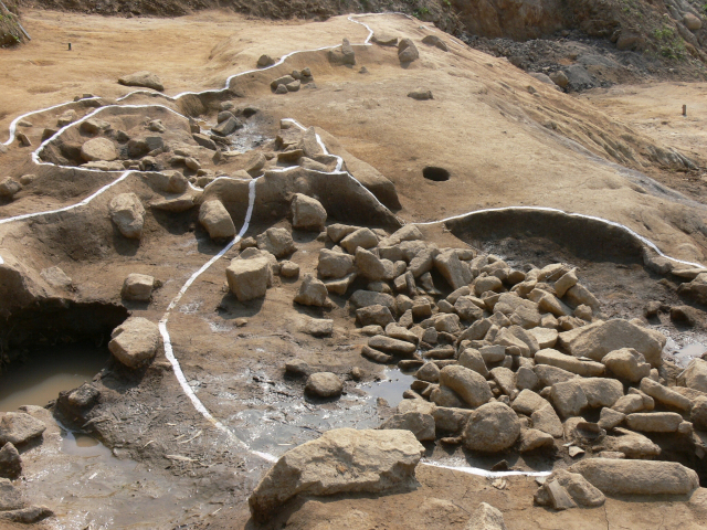 고려시대 상감청자 조각 등이 출토된 부산 강서구 미음동 탑동유적의 집석 유구. 고려시대 금주객관 터였을 가능성이 있다는 주장이 나왔다. 부산일보DB
