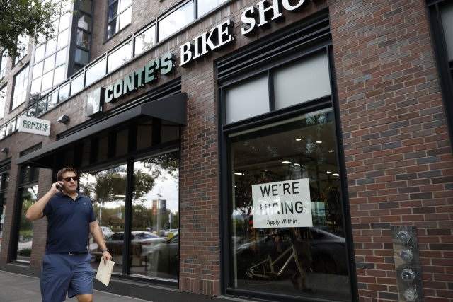 지난 5일(현지시간) 미국 워싱턴 한 상점에 고용 안내문이 붙어 있다. 이날 공개된 미 노동부의 보고서에 따르면 지난달 미국의 비농업 일자리는 52만 8000개 늘었으며, 실업률도 1969년 이후 최저 수준을 보였다. 신화연합뉴스