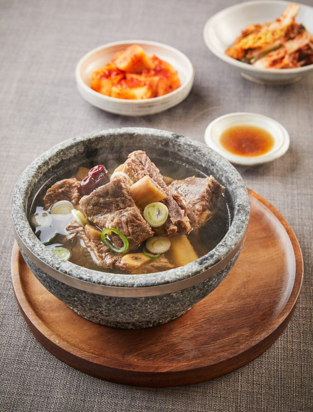 부산의 한우 명가들이 온라인에서도 입소문을 타며 지역의 한계를 넘어 전국적 사랑을 받고 있다. 사진은 사미헌의 갈비탕. 각 사 제공