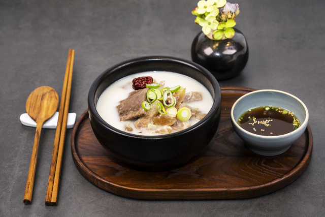 부산의 한우 명가들이 온라인에서도 입소문을 타며 지역의 한계를 넘어 전국적 사랑을 받고 있다. 사진은 목장원의 한우곰탕. 각 사 제공