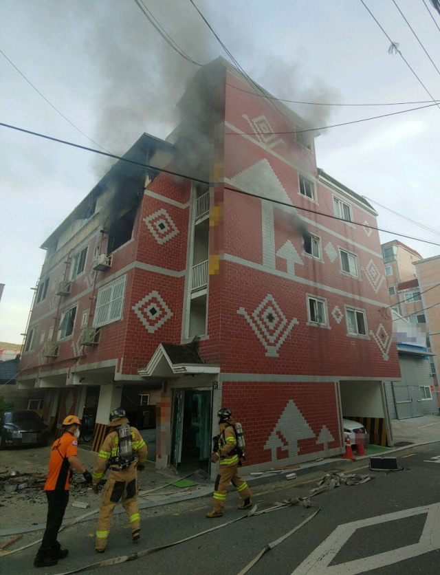 지난 5일 부산 기장군 한 원룸 건물에서 불이 나 연기가 솟아오르고 있다. 기장경찰서