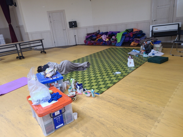 임시 폐쇄된 이 건물 입주민들을 위한 임시 구호시설 모습.기장군청 제공