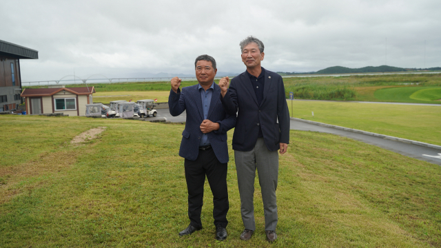 부산 출신 기업인인 양덕준(왼쪽) 사우스 링스 영암 회장과 정한식 우성종합건설 회장이 대회가 열리는 사우스링스 영암 카일필립스 코스에서 성공적인 대회 진행을 위해 파이팅을 외치고 있다. 우성종합건설 제공