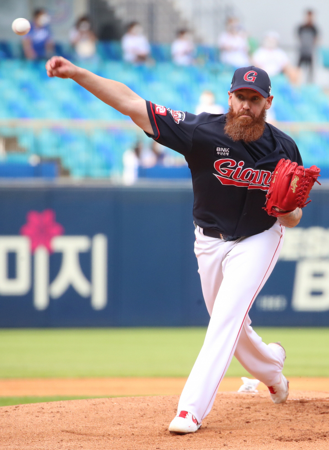 10일 키움 전에 선발 투수로 출전하는 롯데 댄 스트레일리. 부산일보DB