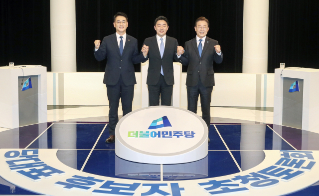 9일 오후 부산 수영구 부산MBC 스튜디오에서 열린 더불어민주당 당대표 후보자 초청토론회에서 박용진(왼쪽), 강훈식(가운데), 이재명 후보가 기념촬영을 하고 있다. 김종진 기자 kjj1761@