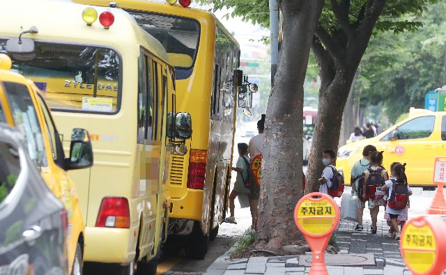 부산의 한 유치원에서 수업을 마친 원생들이 통학버스에 타고 있다. 강선배 기자 ksun@
