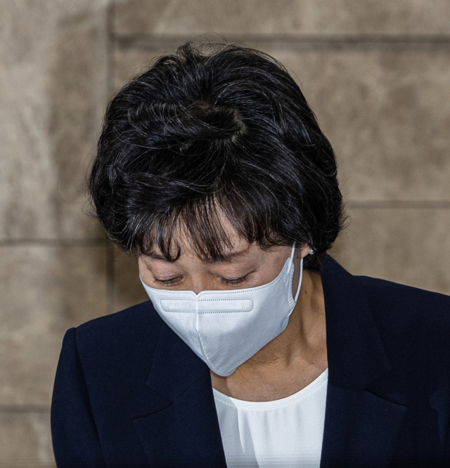 박순애 사회부총리 겸 교육부 장관이 8일 오후 서울 여의도 한국교육시설안전원에서 가진 기자회견에서 사퇴를 발표한 뒤 굳은 표정을 짓고 있다. 연합뉴스