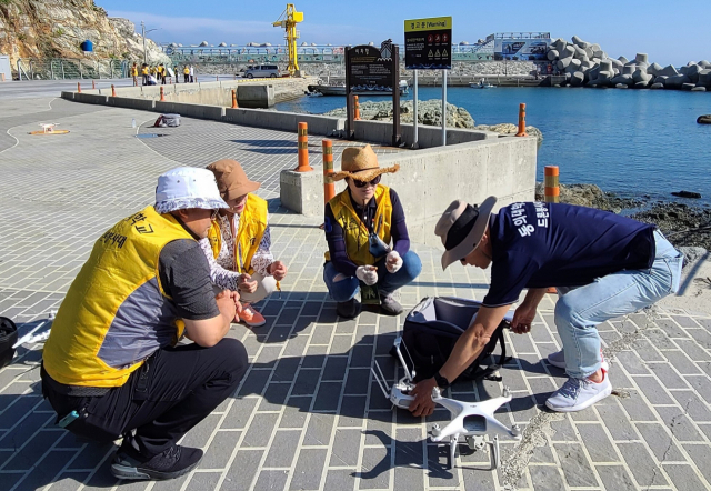 동의대 드론전문가 과정 수강생들이 드론에 대해 설명을 듣고 있다. 동의대 제공