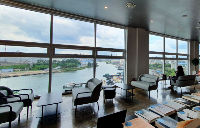 기막힌 뷰를 가진 장생포문화창고의 북카페 ‘지관서가’.