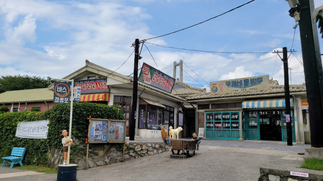 과거 포경 전성기 시절 마을 모습을 재현한 장생포옛마을.