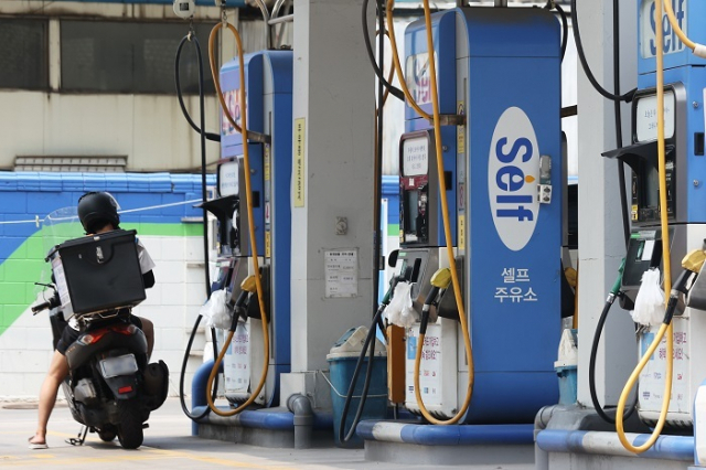 부산지역 주유소에서 판매되는 휘발유 가격이 L당 1700원대로, 경유는 1800원대로 떨어졌다. 사진은 서울의 한 주유소 모습. 연합뉴스