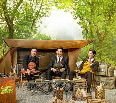 배우 박성웅과 신승환, 홍종현이 게릴라 캠핑장을 열고 손님을 맞는 포맷의 채널A ‘배우는 캠핑짱’ 스틸 컷. 방송사 제공
