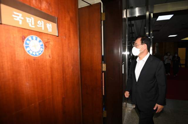 국민의힘 주호영 비상대책위원장이 10일 오전 국회 당 대표실로 출근하고 있다. 김종호 기자 kimjh@