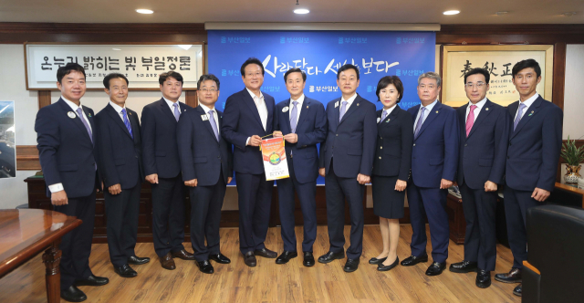 국제라이온스협회355-A(부산)지구 전기도 총재와 협회 임원들이 10일 부산일보사를 방문해 김진수 사장과 부산지역 사회 봉사활동 활성화 방안 등에 대해 다양한 의견을 나누었다.