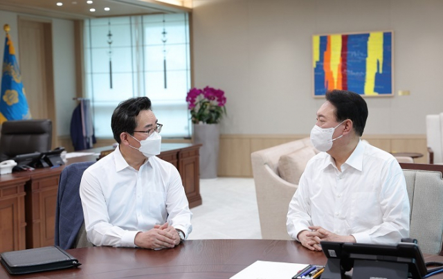 윤석열 대통령이 10일 서울 용산 대통령실 청사에서 정황근 농림축산식품부 장관으로부터 부처 업무보고를 받고 있다. 연합뉴스