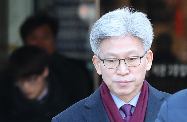 송병기 전 울산시 경제부시장이 김기현 전 울산시장 측근 비리 의혹을 제보한 사건과 관련, 2019년 12월 영장실질심사를 마친 뒤 서울중앙지법 건물을 나서고 있다. 부산일보DB