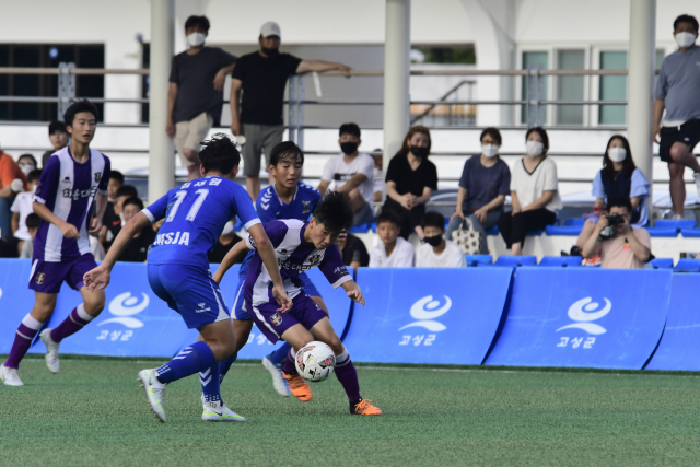 제59회 청룡기 전국중학교축구대회 16강 진출 팀이 가려졌다. 9일 경남 고성군 스포츠파크 4구장에서 열린 경남 마산중앙FC U15와 부산 해운대구FC U15의 경기. 해운대구FC가 마산중앙FC에 2-0으로 이기고 16강에 진출했다.