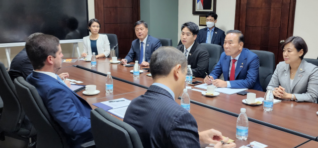 루마니아를 공식 방문 중인 김진표(위쪽) 국회의장은 9일(현지시간) 이온 마르첼 치올라쿠(아래쪽) 하원의장과 회담을 갖고 2030세계박람회 부산 유치 지지를 요청했다. 오른쪽은 국민의힘 황보승희(맨 오른쪽) 의원 등이 포함된 대통령 특사단이 이날 파나마에서 페데리코 알파로 파나마 통상산업부 장관과 면담을 갖고 부산세계박람회 지지를 요청하는 모습. 국회의장실·황보승희 의원실 제공