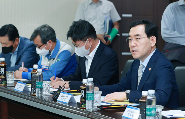 이창양(맨 오른쪽) 산업통상자원부 장관은 10일 오후 경남 창원국가산업단지 내에 소재한 피케이밸브앤엔지니어링에서 간담회에 참석해 정책을 설명하고 있다. 산업부 제공