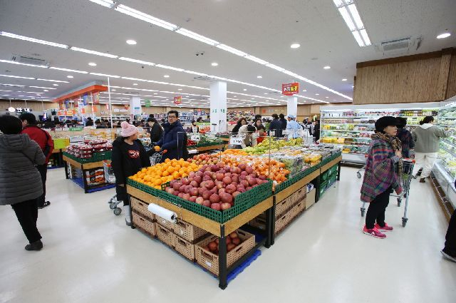 탑마트에서 쇼핑하고 있는 고객들. 부산일보DB