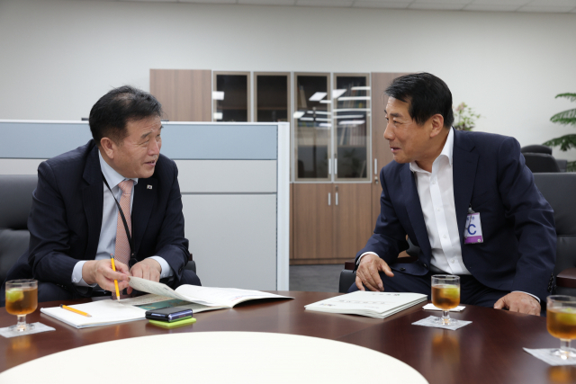 나동연 양산시장은 지난 10일 오후 대통령실을 방문해 이진복 정무수석을 만나 천성산터널 개설을 포함한 웅상~상북을 잇는 지방도 1028호 조기 개설을 위한 국도 승격 등을 건의하고 있다. 양산시 제공