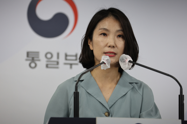 이효정 통일부 부대변인이 11일 정부서울청사 브리핑실에서 김여정 노동당 부부장이 남측에 의해 코로나19가 북에 유입됐다고 주장하며 강력한 보복 대응을 검토하겠다고 한 위협 발언에 대해 강한 유감을 발표하고 있다. 연합뉴스