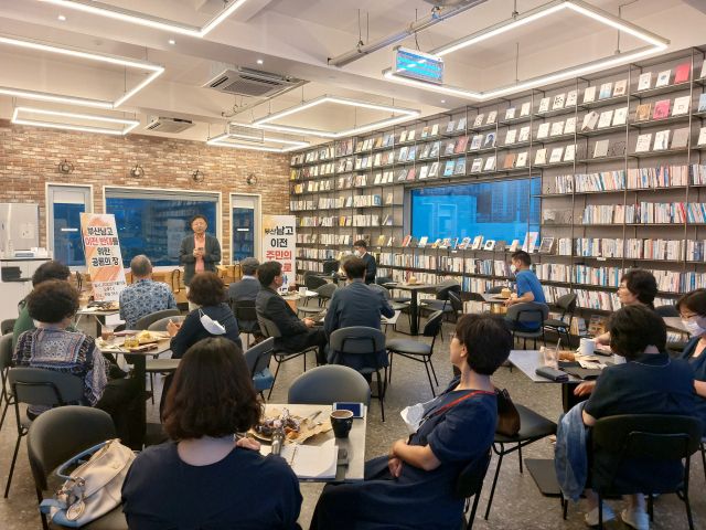 10일 오후 부산 영도구의 한 카페에서 부산남고 이전에 반대하는 주민들이 모여 이전 저지와 영도 교육환경 개선 방안에 대해 논의했다. 김동우 기자 friend@