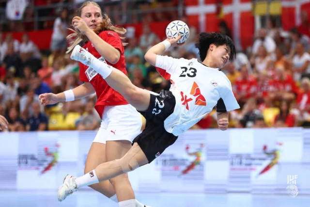 김진순 감독이 지휘하는 한국 18세 이하 여자핸드볼 대표팀이 11일 북마케도니아 스코페에서 열린 제9회 세계여자 청소년핸드볼 선수권대회 결승에서 덴마크를 31-28로 물리치고 우승을 차지했다. 대회 MVP에 뽑힌 김민서가 슈팅을 시도하고 있다. 국제핸드볼연맹 홈페이지 캡처