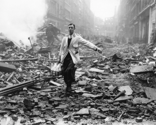 “우유는 그래도 갑니다.” 1940년 독일의 공습으로 폐허가 된 영국 거리에서 배달부가 우유를 나르고 있다. 우유가 인류와 떼려야 뗄 수 없는 중요한 음식이자 식자재라는 것을 보여준다. 이 사진은 당시 사진작가의 조수가 배달부 복장을 하고 연출한 것이다. 와이즈맵 제공