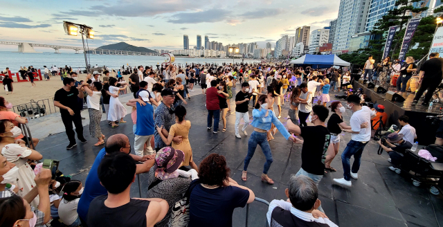 지난 3일 부산 수영구 광안리해수욕장에서 열린 제26회 부산바다축제 살사댄스 페스티벌 모습. 강선배 기자 ksun@