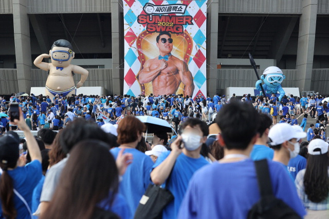 지난달 15일 서울 송파구 잠실올림픽주경기장에서 열린 가수 싸이 콘서트 ‘흠뻑쇼’를 위해 모인 관람객들 모습. 연합뉴스