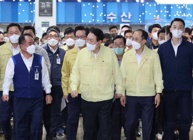 물가 동향 점검에 나선 윤석열 대통령이 11일 서울 서초구 양재동 하나로마트 양재점을 방문, 시민들과 인사하고 있다. 연합뉴스