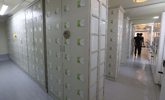 태평양전쟁 때 강제 동원된 피해자의 유골이 10일 부산 금정구 영락공원 제2영락원 지하 무연고자 봉안실에 안치되어 있다. 이재찬 기자 chan@