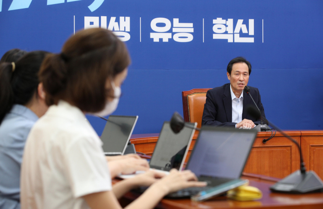 더불어민주당 우상호 비상대책위원장이 11일 오후 국회에서 기자간담회를 하고 있다. 김종호 기자 kimjh@