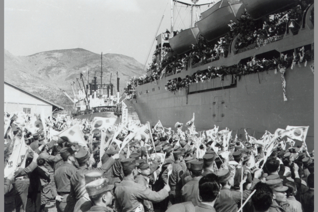 월남전 당시 부산항 3부두에서 월남으로 파병되는 군인들을 가족과 친지들이 환송하고 있다. 부산일보DB