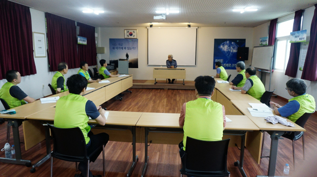 2018년에 열린 제27차 힐링캠프에서 MS그룹 전원태(가운데) 회장이 캠프 참가자들에게 사업 실패와 재출발에 대해 조언하고 있다. 재기중소기업개발원 제공